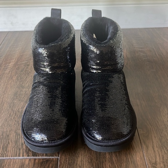 NWT UGG Mini Boots - Picture 5 of 10